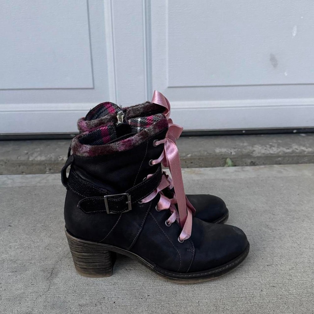 BLACK CHANIIB PINK RIBBON LACE BUCKLE BOOTS